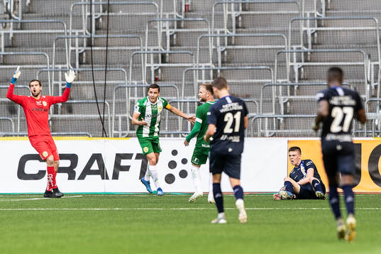 Hammarbys Jeppe Andersen och målvakt Davor Blazevic deppar
