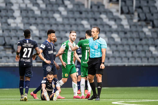 Hammarbys Muamer Tankovic reagerar mot ett domslut av