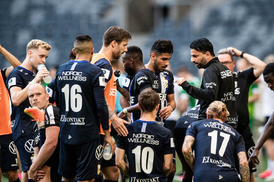 IFK Göteborgs tränare Poya Asbaghi ger instruktioner