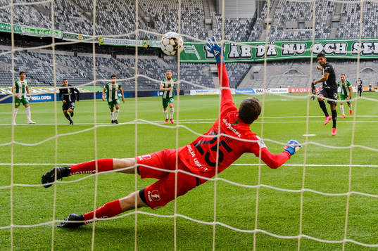 IFK Göteborgs Hosam Aiesh gör 1-2 på straff bakom