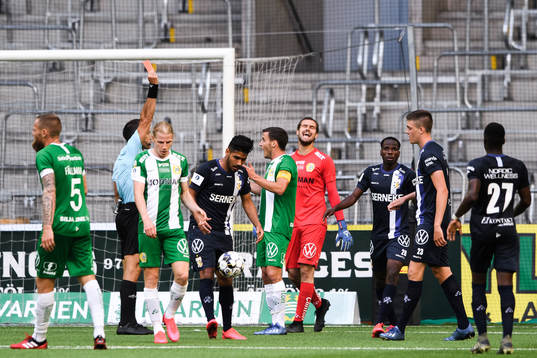 Hammarbys Jeppe Andersen tilldelas ett rött kort