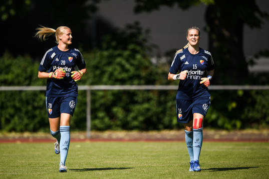 Djurgårdens målvakter Kathrine Østergaard Larsen och