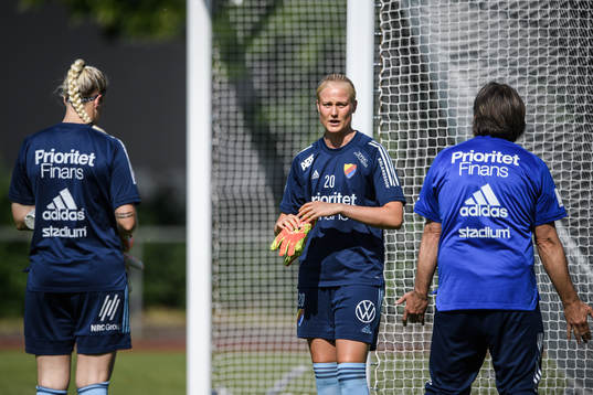 Djurgårdens målvakter Kathrine Østergaard Larsen och