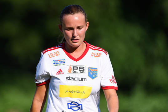 Halmias Evelina Persson före fotbollsmatchen i Div 1