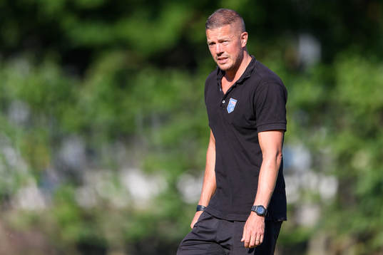 Halmias tränare Peter Blomqvist före fotbollsmatchen i