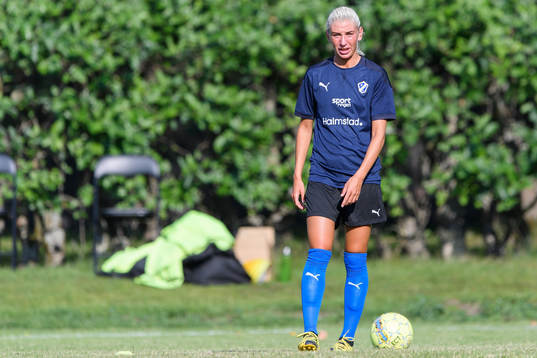 Halmstads Nellie Andersson före fotbollsmatchen i Div 1