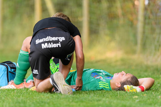 Halmias målvakt Matilda Brovall med skada
