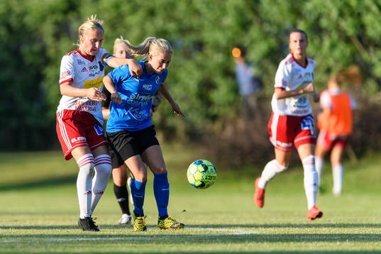 Halmias Alicia Hansson och Halmstads Nellie Andersson