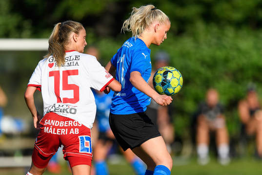 Halmias Emma Skantz och Halmstads Moa Karlsson