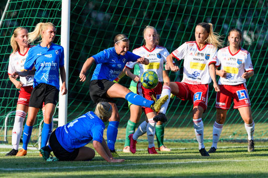 Halmstads Alexandra Hellekant och Halmias Emma Skantz