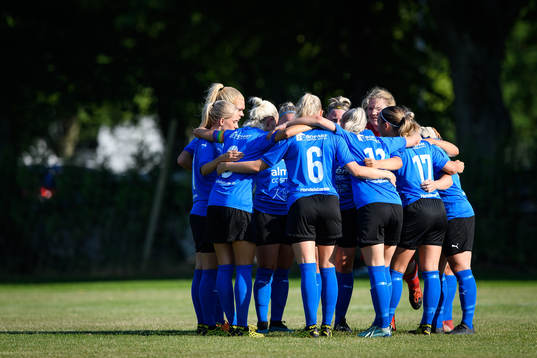 Halmstads spelare samlade före fotbollsmatchen i Div 1