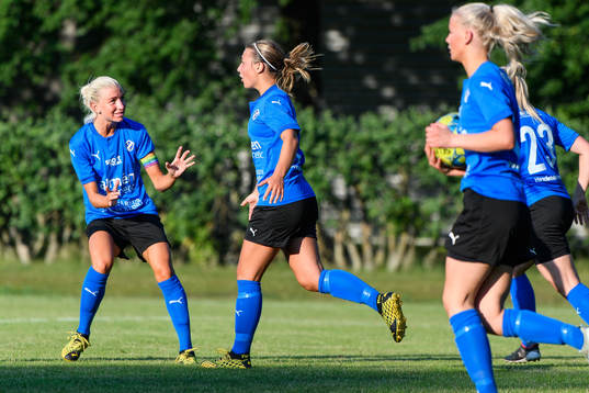 Halmstads Emma Nielsen jublar med Alexandra Hellekant
