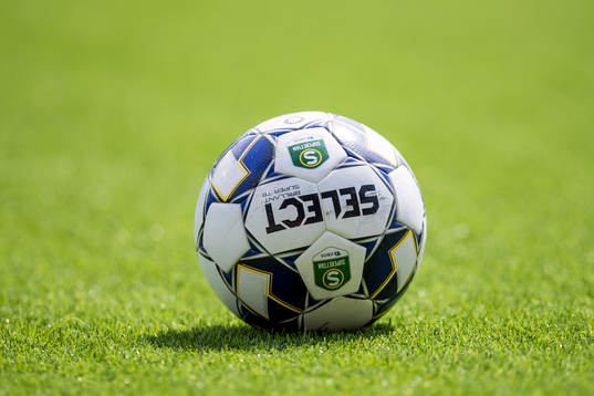 En fotboll på konstgräs