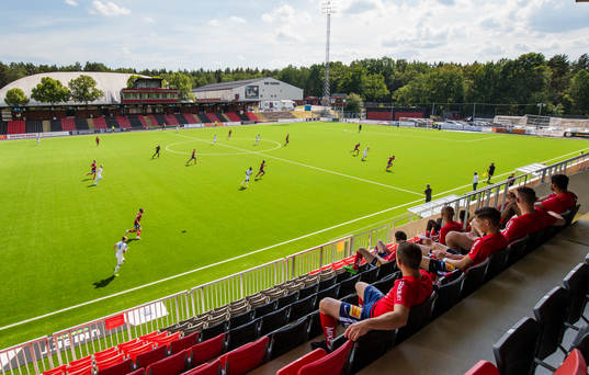 Örgrytes avbytare följer matchen i skuggan på läktaren