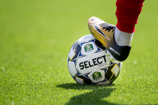 En fotboll och en fotbollssko