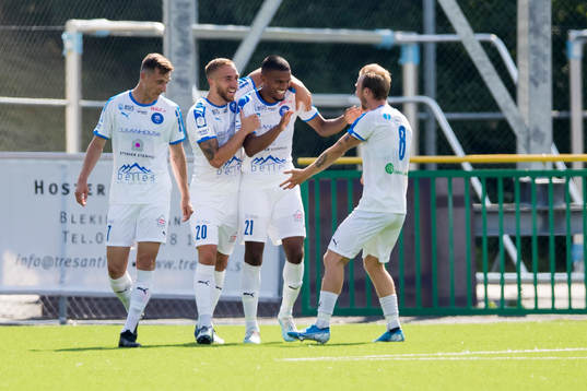 a höger) gör 2-0 och gratuleras av lagkamrater