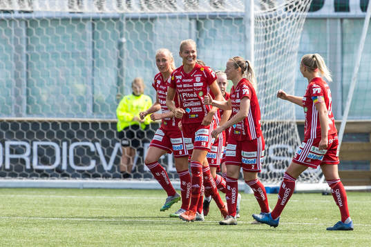 Piteås Nina Jakobsson jublar med lagkamrater