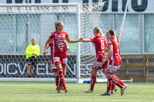 Piteås Nina Jakobsson jublar med lagkamrater