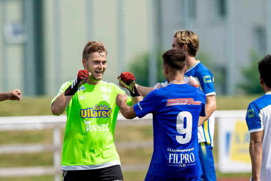 Ullareds målvakt Anton Andersson jublar