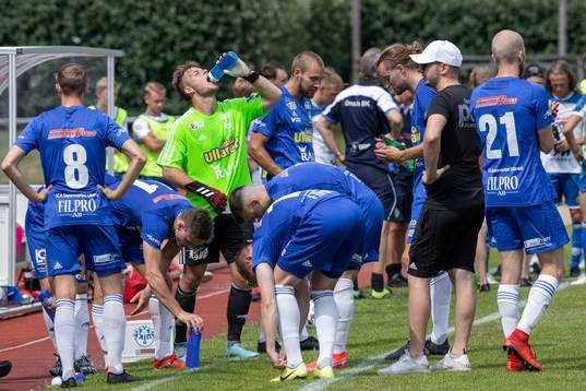Ullareds målvakt Anton Andersson tar vätskepaus