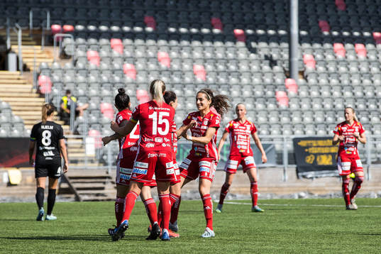 Piteås Julia Karlenas jublar med lagkamrater och Fernanda