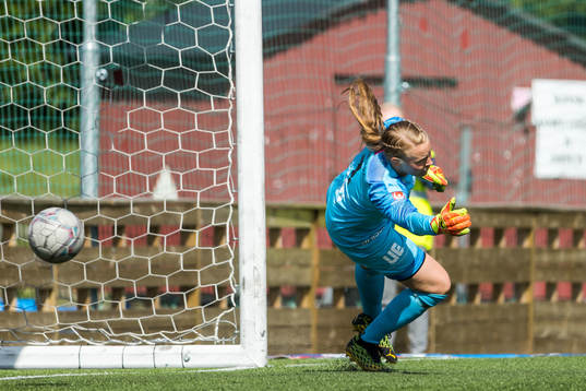 Umeås målvakt Agnes Granberg släpper in 1-2 målet
