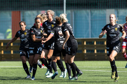 Umeås Fanny Hjelm-Rönnlund jublar med lagkamrater