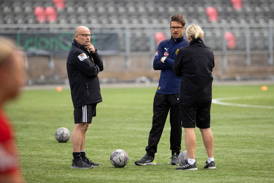 Umeås tränare Robert Bergström prata med Piteås