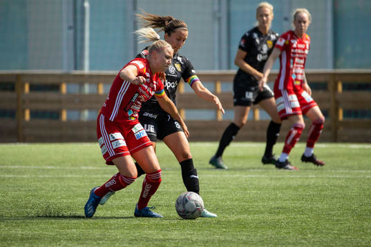 Piteås Ellen Löfqvist i kamp om boll med Umeås Fanny