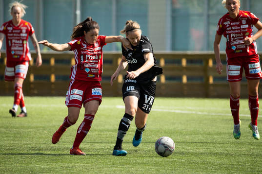 Piteås Josefin Johansson i kamp om boll med Umeås Lisa