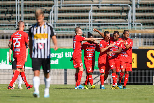 Värnamos Benjamin Hajdari jublar med lagkamrater