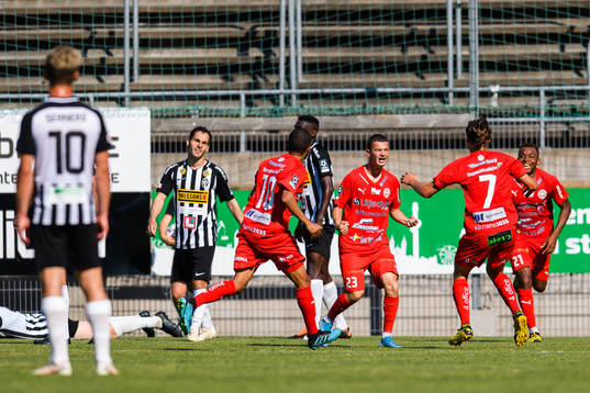 Värnamos Benjamin Hajdari jublar med lagkamrater