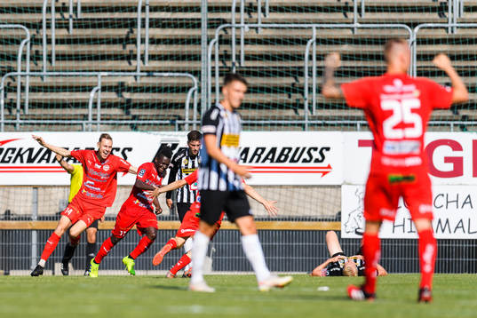 Värnamos Michael Kargbo jublar