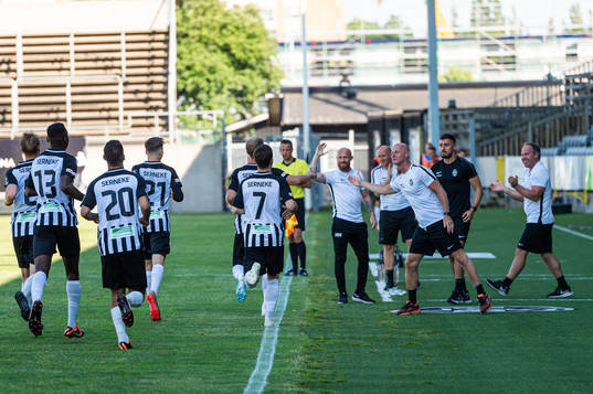 Landskronas spelare och ledare jublar
