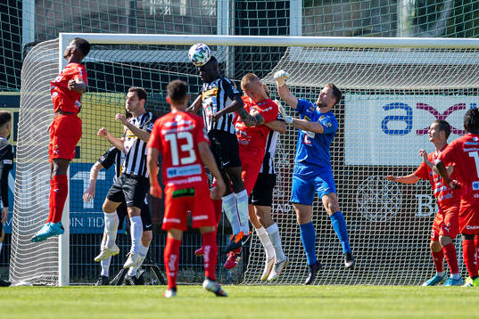 Landskronas Patrick Nwadike och målvakt Carl Lindell får