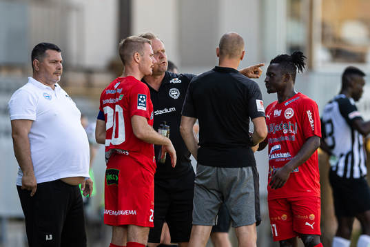 Värnamos tränare Jonas Thern instruerar Freddy Winst och