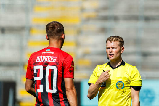Domare Fredrik Klitte i samtal med Östersunds Felix