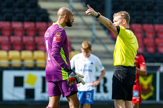 Östersunds målvakt Aly Keita i samtal med domare Fredrik