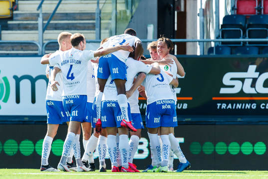 IFK Norrköpings Simon Thern jublar med lagkamrater