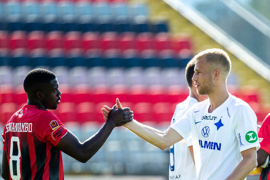 Östersunds Isak Ssewankambo tackar IFK Norrköpings Filip