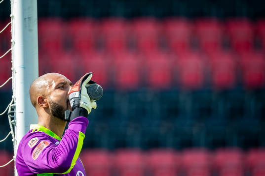 Östersunds målvakt Aly Keita dricker vatten