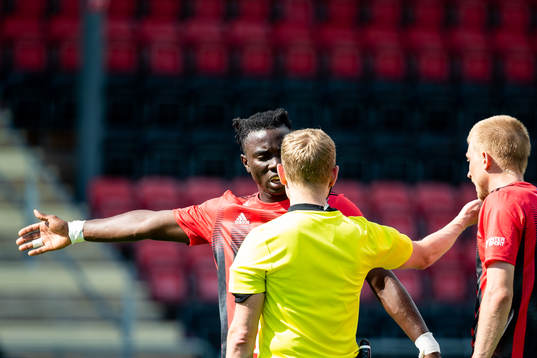 Jordan Attah Kadiri i samtal med domare Fredrik KLitte