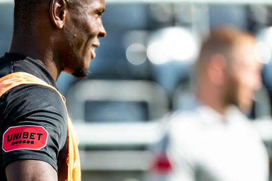 Östersunds Sam Mensiro värmer upp