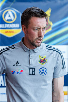 Östersunds tränare Ian Burchnall reagerar