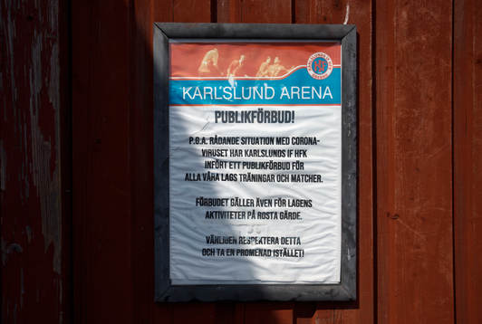 En skylt om publikförbud utanför Karlslund Arena