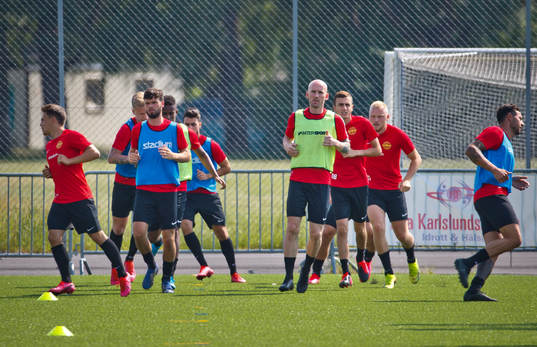 Örebro Syrianskas Tobias Nilsson värmer upp