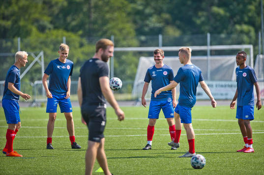 Karlslundspelarna värmer upp