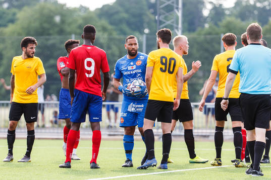 Örebro Syrianskas målvakt Dildar Caliskan i diskussion