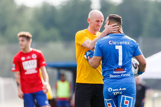 Örebro Syrianskas målvakt Dildar Caliskan jublar med