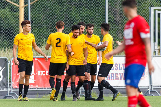 Örebro Syrianskas Basel Gorgis jublar med lagkamrater